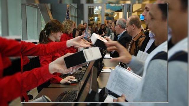 <b>Telefoane Windows Phone 7 gratuite pentru angajatii Microsoft... fiecare dintre cei 89.000 primeste unul!</b>Microsoft sarbatoreste lansarea OS-ului Windows Phone 7 daruind fiecarui angajat al sau cate un handset bazat pe aceasta platforma software. Vestea vine de la Guy Gilbert, Senior Product Manager al Microsoft, el confirmand initiativa generoasa a...