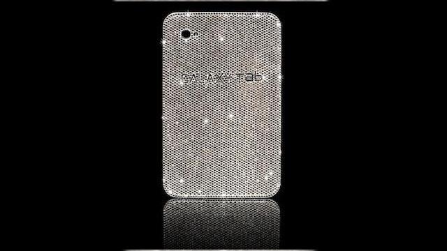 <b>Samsung Galaxy Tab, impodobit cu cristale Swarovski de CrystalRoc (Video)</b>Am auzit de smartphone-uri impodobite cu diamante sau metale pretioase pana acum, dar cum ramane cu tableturile? Si acestea vor beneficia de acelasi tratament, printre modelele pretioase numarandu-se Samsung Galaxy Tab, in varianta customizata de...