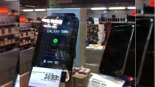 <b>Tabletul Galaxy Tab e deja in magazine: descoperit la Orange, in Media Galaxy</b>Multumita unui tweet al lui novactavy am aflat ca mult-asteptatul tablet Samsung Galaxy Tab se afla deja in magazinele din Romania. Cel putin acesta este cazul lui Media Galaxy, care include si o sectiune de produse Orange Romania, printre care si acest...