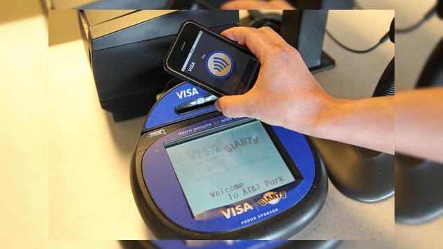 <b>iPhone 5 va fi noul tau portofel electronic; sincronizarea se va realiza prin NFC?</b>Tehnologia Near Field Communication (NFC) este adusa din nou in discutie, de aceasta data in relatie cu viitorul model Apple iPhone. Aparent, Apple va folosi un chip NFC pe iPhone 5, acesta oferind suport pentru tehnologia wireless pe noul terminal. Ce...