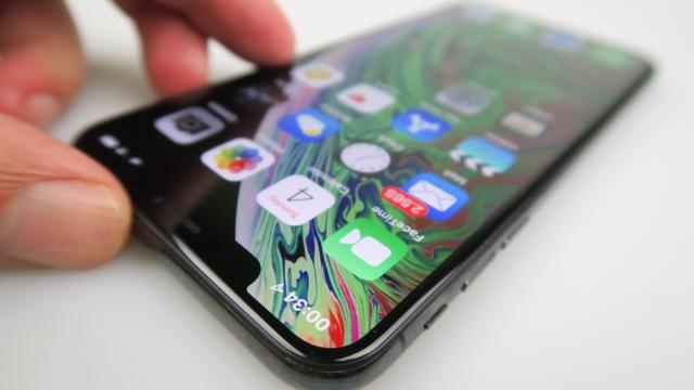 <b>Apple iPhone XS Max: Benchmark-uri imense, dominaţia în 2018-2019 e asigurată</b>Având în vedere că iPhone X încă mai sta în top 3 la mai toate benchmark-urile, era de aşteptat ca iPhone XS Max să fie şi mai şi. Vine cu procesorul Apple A12 Bionic, CPU de 7 nm hexa core, cu GPU 4 core şi un NPU Apple de generaţie a doua.