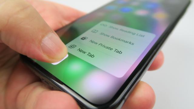 <b>Apple iPhone XS Max: Display-ul cel mai mare de până acum de pe iPhone, extrem de luminos</b>Apple a făcut un salt impresionant de diagonală de la 5.5 inch la 6.5 inch în acest an, pentru cel mai mare iPhone al său. Rezultatul este un terminal care impresionează prin culori vii şi luminozitate, iar mai multe detalii avem mai jos.