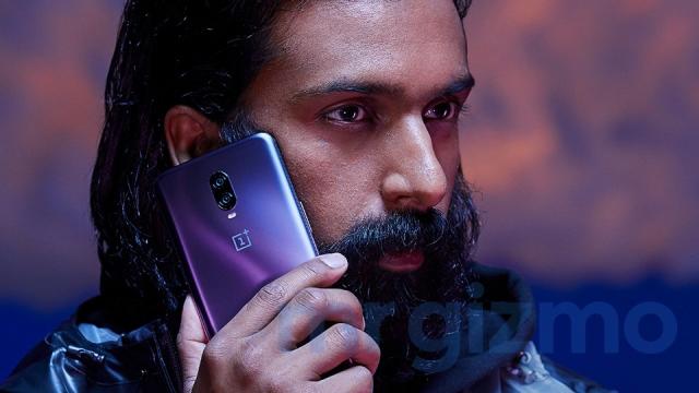 <b>OnePlus 6T apare pe nuanța "mov fulger" în noi randări</b>OnePlus 6T a debutat la începutul acestei săptămâni și pe lângă funcțiile apreciate a avut și un mic punct negativ: lipsă de varietate la capitolul culoare. Vine doar pe Mirror Black și Midnight Black, dar noi randări scăpate online ne dau speranța..