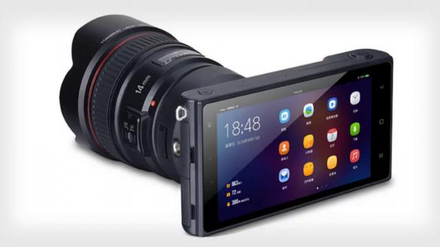 <b>Succesorul spiritual al lui Samsung Galaxy Camera se lansează în China; O cameră foto mirrorless cu Android la bord</b>La început de săptămână aflăm detalii despre un dispozitiv interesant lansat pe piața din China și anume camera foto mirrorless Yongnuo YN450. Dacă până acum nu pare a ieși cu nimic în evidență, totul se schimbă atunci când aflăm că 