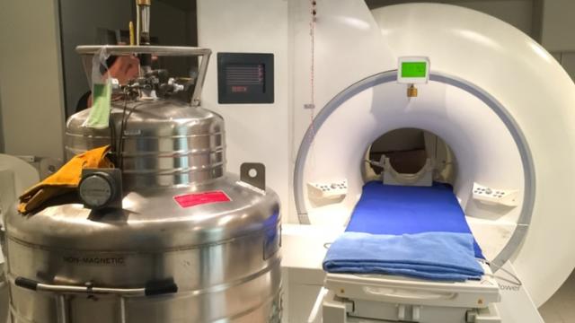 <b>Cum să strici un iPhone? Răspuns: cu heliu scăpat de la un aparat RMN (Video)</b>Dacă v-ați gândit vreodată la o metodă de a strica un iPhone simplu și rapid, iată că astăzi avem pentru voi o modalitate de a face asta. Descoperim faptul că un tehnician s-a folosit de un aparat de RMN și de heliul scăpat de la acesta