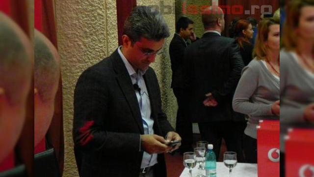<b>Robert Turcescu renunta la scris in favoarea terminalelor mobile (interviu mobilissimo.ro)</b>Cu ocazia conferintei Vodafone Business Club de ieri de la Timisoara, pe care v-am prezentat-o aici, am avut sansa de a stam de vorba cu Robert Turcescu. Celebrul om de media a tinut un discurs motivational pentru oamenii de afaceri din Timisoara, pe care...