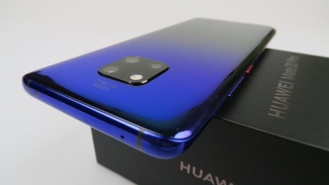 <b>Huawei Mate 20 Pro: Design ca o operă de artă</b>În ziua de azi e greu să mai inovezi la capitolul design de smartphone, iar cea mai uşoară opţiune este să aduci ceva nou la colorit. Huawei începea să facă nişte mutări interesante de anul trecut cu nuanţa Greenery de anul trecut de la Huawei P10.