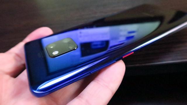 <b>Huawei Mate 20 Pro: Baterie generoasă, campion la încărcare-viteză</b>P20 Pro se ţine sus în clasamentele noastre de flagship-uri la capitolul baterie. Prinde lejer un top 5 şi în universul Android e memorabil, iar el face asta cu o baterie de 4000 mAh. Huawei Mate 20 Pro vine în completarea sa cu o unitate de 4200 mAh