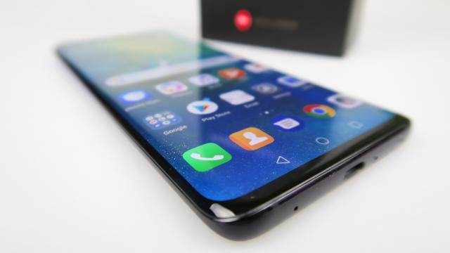 <b>Huawei Mate 20 Pro: Multimedia cu acustică pe bază de difuzoare stereo, poziţionarea în mufă nu e inspirată</b>În ziua de azi nu poţi să te mai prezinţi în faţa publicului doar cu un singur difuzor pe un smartphone. Se merge pe difuzoare stereo şi mă gândesc că mâine-poimâine ajungem şi la quad speakers. Huawei Mate 20 Pro merge pe ruta acestor difuzoare, cu..