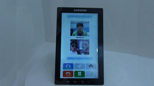 <b>Samsung Galaxy Tab, În curând În varianta de 10 inchi? Noua generație de display-uri Samsung confirmată!</b>Dupa ce Samsung a anunțat că va lansa o versiune cu ecran AMOLED de 7 inchi a tabletei Galaxy Tab, compania asiatica a prezentat oficial și un Plastic LCD de 10.1 inchi, care urmează să fie folosit pe netbook-urile sale. Zvonurile afirmă că...