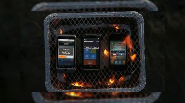 <b>Friptură pe bază de Windows Phone 7, cu garnitură de Android și iPhone (Video)</b>Am văzut iPhone-uri date prin mixer, iPad-uri împușcate cu ajutorul unui shotgun sau telefoane Android supuse la condiții extreme. Ei bine, iată că a venit momentul unui grătar cu cele mai la modă handseturi ale momentului: un iPhone, Android G2...