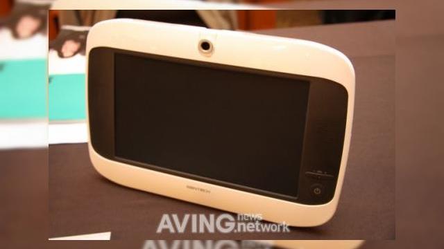 <b>Android, acum și pe un video-telefon IP, produs de SBNTech</b>în cadrul conferinței Korea Communication 2010, compania SBNTech a prezentat un prototip de video-telefon IP bazat pe Android. Terminalul poate fi admirat în imaginile de mai jos și aflăm că el va fi prezentat în detaliu în cadrul showului CES...