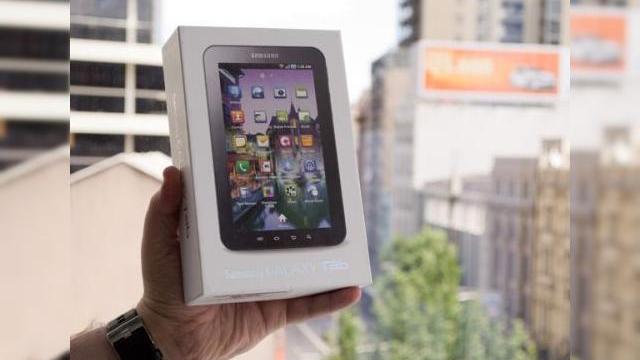 <b>Galaxy Tab are probleme: producția redusă cu 50%, aparent din cauza vânzărilor scăzute</b>Deși Samsung Galaxy Tab este cea mai atractivă tabletă de pe piață, dacă nu ați căzut deja victimă farmecului lui iPad, se pare că acest produs ar avea probleme cu vânzările. Vestea vine de la analistul Wall Street Ashok Kumar, care ar fi...