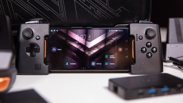 <b>ASUS ROG Phone vine cu o ofertă specială pe piaţa locală: controller Gamevice bonus la pachet</b>Ca ofertă de lansare pe plan local odată cu achiziția telefonului ASUS Rog Phone veți primi cadou pe lângă cooler-ul intitulat Aero Active din pachet și un controller ASUS GameVice care vă va transforma proaspătul dispozitiv într-o unealtă