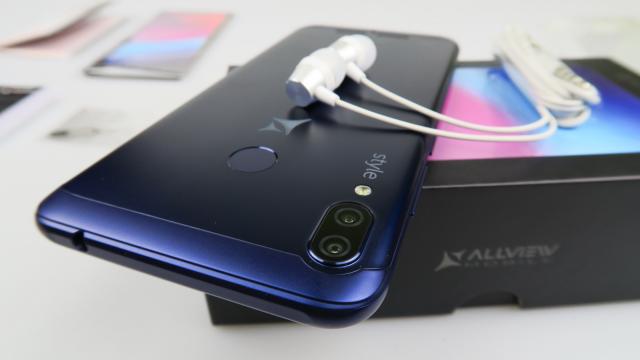 <b>Allview Soul X5 Style Unboxing: telefon midrange elegant, cu cameră duală, baterie generoasă (Video)</b>Din partea celor de la Allview a debutat în ultimele săptămâni pe piața locală și smartphone-ul Allview Soul X5 Style, un telefon din buget pe care îl scoatem astăzi din cutie. Dispozitivul de față sosește cu un ecran tare generos de 6.2 inch