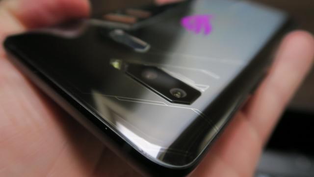 <b>ASUS ROG Phone: Design industrial, metalic, agresiv în stil de nava Star Trek</b>ASUS ROG Phone este un terminal care e clar destinat gamerilor hardcore şi celor care practică e-sports. Lor le place să apară cu aparatură flashy la competiţii şi nu vine nimeni cu un desktop sau laptop gri fără luminiţe pe acolo.