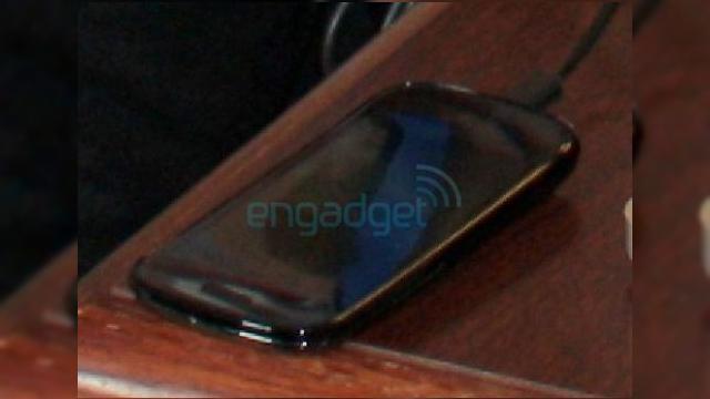 <b>Google Nexus S Își face din nou apariția: o nouă imagine cu smartphone-ul Samsung</b>După o săptămână întreagă de zvonuri, scăpări de imagini și posibile specificații, Google Nexus S revine în actualitate, de această dată cu certitudinea că terminalul este produs de Samsung. Motivul pentru care vă reamintim de acest...