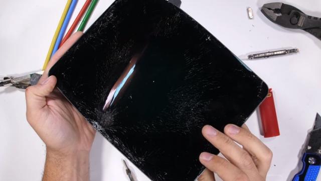 <b>iPad Pro (2018) se îndoaie foarte uşor; Iată testul său de rezistenţă (Video)</b>Pe final de lună octombrie cei de la Apple anunțau și lansarea tabletei iPad Pro 12.9 2018, un device spectaculosă cu grosime impresionantă și multe tehnologii deosebite la bord. Ca de fiecare dată, publicul este interesat să afle cât de rezistente