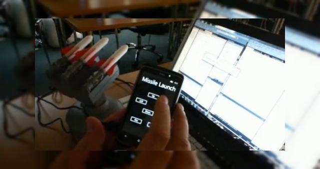 <b>Ne pregătim de razboi cu... lansatorul de rachete controlat via Windows Phone 7 (Video)</b>Aflați sub amenințarea cutremurelor și a posibilului război dintre Coreea de Nord și vecinul său din sud, luăm o pauză de la media senzaționalistă pentru a vă prezenta o jucărie razboinică mai blândă: un lansator de rachete controlat de...