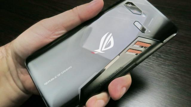 <b>ASUS ROG Phone: Baterie numai bună de 9 ore de gaming şi mai mult Netflix</b>ASUS ROG Phone vine cu o baterie de 4000 mAh, aşa cum se respectă în ziua de azi flagship-urile cu Android. Are şi funcţie AI Charge, după model ZenFone 5 şi promite încărcare Quick Charge la 10V/3A şi până la 30W.