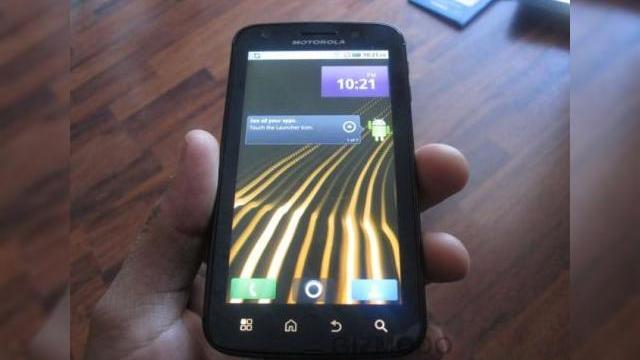 <b>Smartphone-ul Motorola Olympus, "cumpărat din târg"?! Doar la americani!</b>Doar în SUA se poate întâmpla să cumperi din târg un smartphone dual core neanunțat încă... asta dacă întreaga poveste pe care ne-o relatează Gizmodo nu este un fals sau o campanie de PR Motorola. Modelul Olympus este în atenția noastră de...