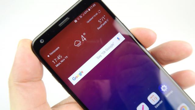 <b>LG Q7: Display imersiv, destul de luminos şi culori bine calibrate</b>LG Q6 a avut un ecran destul de bun şi asta nu e puţin lucru într-o perioadă când LG Display a fost super criticata pentru problemele cu Pixel 2 XL şi Huawei Mate 20 Pro. Ce e drept cu IPS LCD mergi la sigur, iar acest tip de panou este disponibil aici.