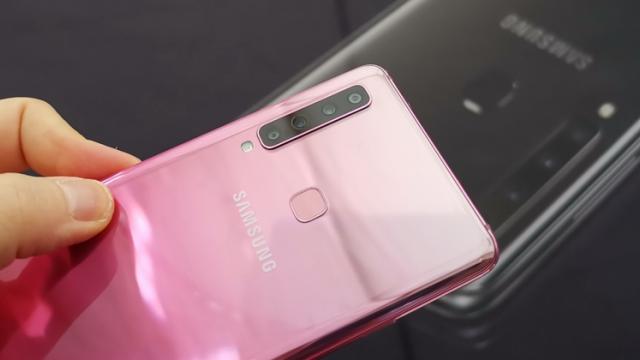 <b>Samsung Galaxy A9 (2018) aduce o inovaţie a cititoarelor de amprente pe care puţină lume o ştie</b>În vreme ce Samsung Galaxy A9 (2018) tocmai ce ne-a sosit pe masa de teste iată că descoperim și o funcție sau mai bine zis o inovație a scannerelor de amprente. Este vorba despre înregistrarea de amprente foarte rapid, tehnologia fiind adusă