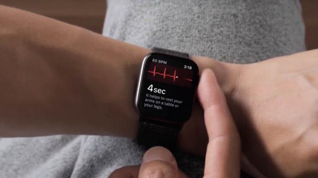 <b>Vine EKG-ul pe Apple Watch Series 4! watchOS 5.1.2 aduce funcţia pe ceas în curând</b>Una dintre cele mai interesante dotări ale smartwatch-ului Apple Watch 4 pe care Tim Cook a scos-o în evidență la debut a fost senzorul EKG. Din păcate acesta nu a fost disponibil până acum pentru utilizatori, dar vestea cea bună este că 