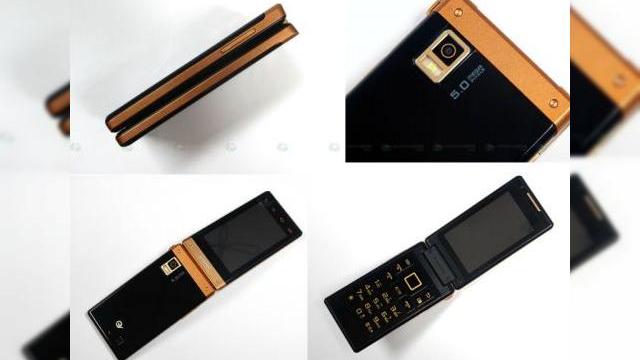 <b>Samsung prezintă telefonul cu clapetă dual display Super AMOLED</b>Samsung ne uimește din nou și nu, nu este vorba despre Google Nexus S, ci despre un nou telefon cu clapetă, dotat cu două ecrane Super AMOLED de 3.3 inchi. Fiecare dintre acestea este plasat pe partea superioară a handsetului, după cum puteți vedea...