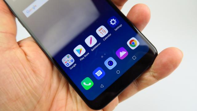 <b>LG Q7: OS, UI, aplicaţii bazate pe Android 8.1.0 Oreo, varianta LG UI</b>Am scris în foarte multe recenzii de telefoane LG că nu sunt mare fan al interfeţei copilăroase pe care o propune firma coreeană. Acum vreo 3-4 ani tot insistau cu baloane, nuanţe colorate şi iconuri jucăuşe. Au mers în aceeaşi direcţie, dar cu..