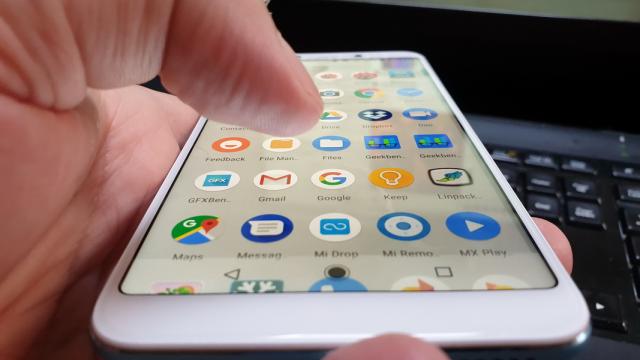 <b>Xiaomi Mi A2: OS, UI, aplicaţii stock, cu Oreo 8.1 curat</b>Aici nu sunt foarte multe lucruri de spus. Ai văzut un telefon parte din programul Android One, le-ai văzut pe toate. Modelul de faţă rulează Android 8.1 Oreo, în varianta stock, cu feed Google pe cel mai din stânga homescreen.