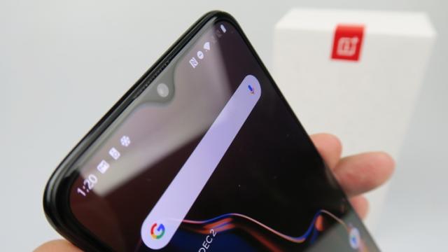 <b>OnePlus 6T primeşte o actualizare cu îmbunătăţiri de cameră şi acustică, OxygenOS 9.0.7</b>La început de lună decembrie iată că smartphone-ul OnePlus 6T bifează o actualizare importantă, update cunoscut drept OxygenOS 9.0.7. Pe lista de noutăți avem parte de îmbunătățiri la capitolul acustică și cameră foto, acolo unde 
