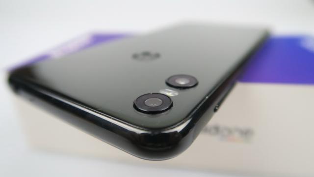 <b>Motorola One: Design diferit de ce ştiam de la seriile G, X, Z</b>Telefoanele Moto G6 au fost iconice în acest an, prin designul lor, în special pentru modul în care arata nuanţă de negru-albăstriu şi pentru camera duala din spate, cu acei zimţi. Moto X4 a făcut şi el senzaţie pentru felul în care prindea lumina, iar..