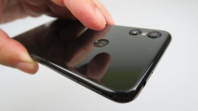 <b>Motorola One: Hardware în linie cu Xiaomi Mi A1, nu multe extra-uri</b>Motorola One este un telefon midrange pursânge, care are dotări ce ar fi fost ca acasă şi în 2017. Procesorul Snapdragon 625 îl asociem mai degrabă cu Xiaomi Mi A1 şi ZenFone 3, decât cu terminale moderne.