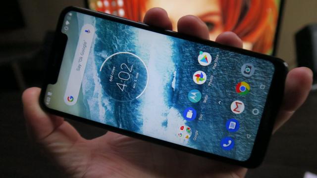 <b>Motorola One: Display mulţumitor ca luminozitate, puţin gri</b>În general telefoanele Motorola au o luminozitate bună, ridicată, satisfăcătoare. Simplul fapt că nu îmi amintesc un model care să fi eşuat la acest capitol e mare lucru. Motorola One are un ecran de 5.9 inch, cu panou IPS LCD LTPS şi rezoluţie de..