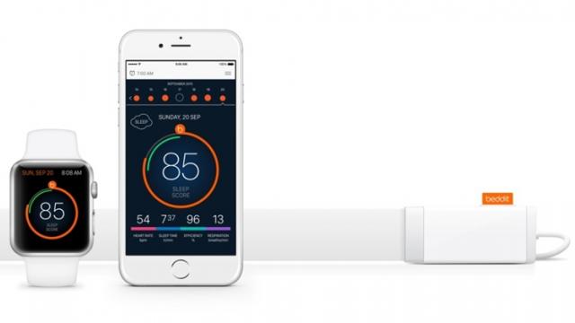 <b>Apple te lasă în sfârşit să îţi monitorizezi somnul cu accesoriul Beddit (sleep tracker)</b>O veste pe care o primim la început de săptămână este și aceea cu privire la faptul că Apple le oferă din acest moment utilizatorilor posibilitatea de a-și monitoriza somnul folosind accesoriul special de la Beddit. Astfel, de acum înainte