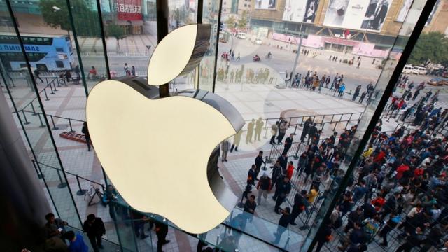 <b>Vânzările de iPhone-uri continuă în China; Apple pregătește o actualizare software menită să rezolve problema încălcării de brevete Qualcomm</b>Ultimele zile au adus în prim plan și decizia preliminară prin care Apple are interzis la vânzarea de terminale iPhone în China, pe listă fiind 7 modele care ar fi încălcat o serie de brevete Qualcomm după cum v-am informat aici. Chiar în