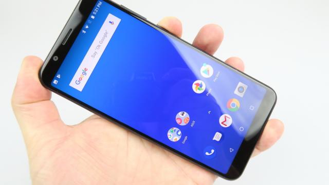 <b>ASUS ZenFone Max Pro (M1): OS, UI, aplicaţii curate şi stock</b>ASUS ZenFone Max Pro (M1) este o raritate printre telefoanele ASUS, pentru simplul fapt că vine cu un Android curat la bord. Nu are bloatware, nu are Zen UI, ci doar un Android stock.