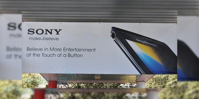 <b>Telefon Android 2.3 de la Sony Ericsson? XPERIA X12 aka Anzu gata de CES 2011</b>Deși se zvonea că acest telefon va fi anunțat în cadrul lui MWC 2011 luna viitoare, iată că un poster din Las Vegas anunță sosirea lui Sony Ericsson X12 aka Anzu mai devreme decât am fi crezut. Astfel, cu ocazia lui CES 2011, eveniment care...