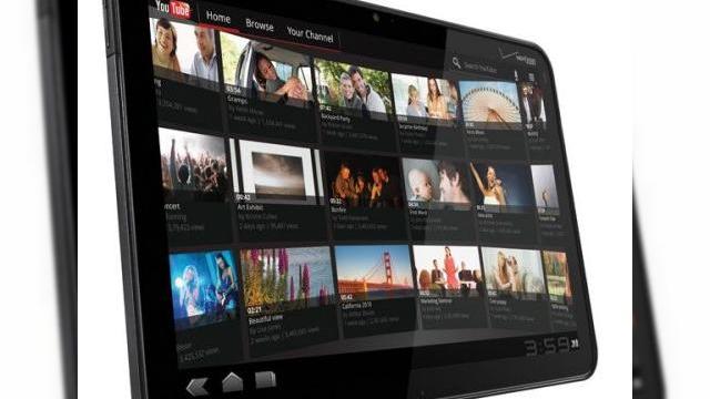 <b>Motorola Xoom, prima tabletă Android 3.0 sosește În acest trimestru, versiunea 4G până la jumătatea anului! (Video)</b>După o perioadă îndelungată de teasing și speculații, Motorola a anunțat în sfârșit tableta sa Android 3.0, cunoscută oficial drept Xoom. Prezent la CES 2011, acest terminal va sosi pe piață în primul trimestru al acestui an, iar o variantă...