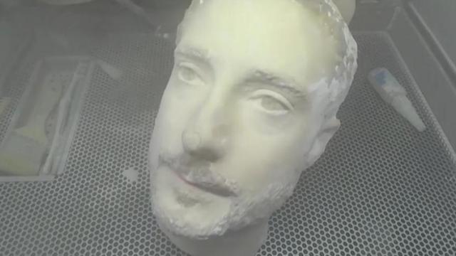 <b>Recunoaşterea facială de pe telefoanele Android a fost păcălită de un cap scos la imprimantă 3D</b>Cred că de la Galaxy Nexus încoace cam toată lumea a încercat să păcălească modalităţile de deblocare facială prin cele mai ingenioase metode. Acum râdem de filmele cu spioni de acum zeci de ani când era scos un ochi pentru scanarea 