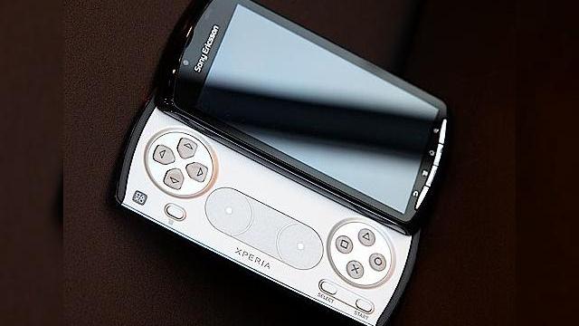 <b>Sony PlayStation Phone analizat În detaliu, testat... pregătit de lansare?</b>Norocoșii de la IT168, un site chinez de renume, au avut ocazia să testeze și analizeze un model de Sony PlayStation Phone, dar nu varianta finală. Terminalul cu branding XPERIA ascunde un procesor grafic Qualcomm Adreno 205 și un CPU Snapdragon...