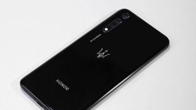 <b>Huawei Honor View 20 ar putea avea o versiune Maserati şi primeşte noi postere promoţionale</b>Chiar dacă Huawei a prezentat telefonul Honor View 20 săptămâna trecută, a fost mai degrabă un preview, cu telefonul acoperit cu o husă. Încă nu ştim chiar 100% dotările şi funcţiile sale, ci doar faptul că are o cameră de 48 MP şi un
