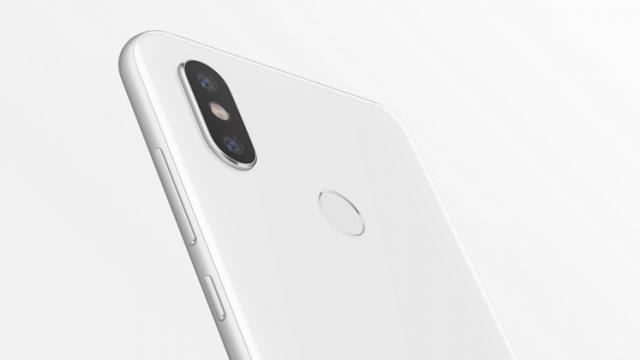 <b>Şi Vodafone aduce telefoane Xiaomi în oferta sa! Debutează Xiaomi Mi 8 cu o brăţară Mi Band 2 cadou</b>Treptat-treptat Xiaomi se apropie de marele debut oficial în România. Teoretic Orange i-a facilitat accesul prin includerea în oferta sa a lui Xiaomi Mi MIX 2S, iar acum vedem că şi Vodafone România listează produse Xiaomi