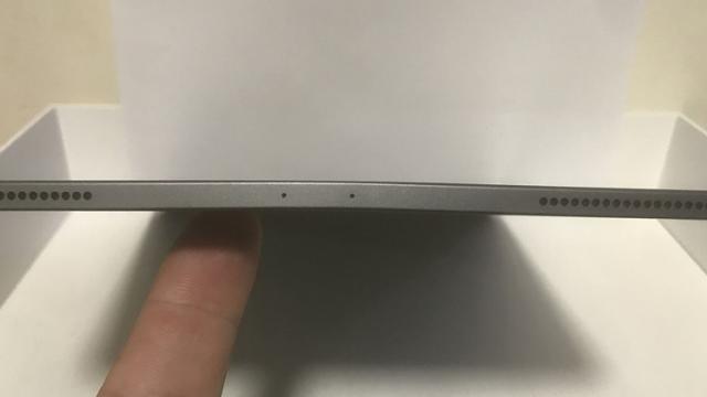 <b>Revine #Bendgate; iPad Pro (2018) sosește îndoit din cutie pentru câţiva cumpărători; Apple spune că e normal</b>Încă de când a făcut JerryRigEverything testul de îndoire pentru iPad Pro (2018) am ştiut că e ceva putred. Tableta era mult prea subţire şi se îndoia mult prea uşor. Se pare că tendinţa către un nou scandal #BendGate e reală, iar acum 