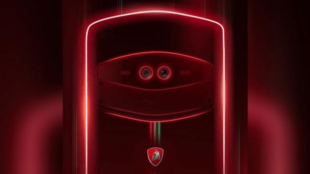 <b>Meitu va lansa un telefon cu cameră selfie triplă şi branding Tonino Lamborghini</b>Ultima oară când Meitu a fost cap de afiş a fost momentul când firma a fost înglobată de Xiaomi. În general Meitu se remarcă prin telefoane cu design ciudat, curbat în zona de sus şi jos şi camere selfie uriaşe. Acum aflăm că brandul