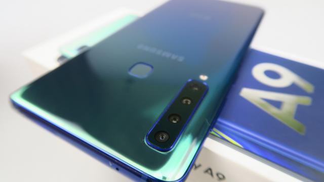 <b>Samsung Galaxy A9 (2018): Design premium, Samsung a descoperit degradeul după Huawei</b>Samsung Galaxy A9 (2018) e MARE, în adevăratul sens al cuvântului, aşa de mare că e mai comod să îl foloseşti în landscape deseori. Fabricat din sticlă şi metal, handsetul face trecerea la nuanţe în degrade, după model Huawei.