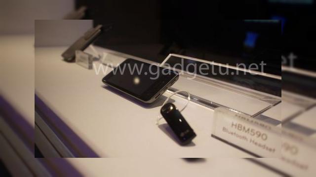 <b>Un misterios telefon LG, uitat de toată lumea la CES 2011? (Video)</b>în vreme ce atenția presei era concentrată fie pe tripleta de smartphone-uri noi LG: Optimus 2X, Optimus Black și Revolution, Gadget University a surprins câteva cadre cu un misterios smartphone, ignorat de toată lumea de la CES 2011. Din păcate...