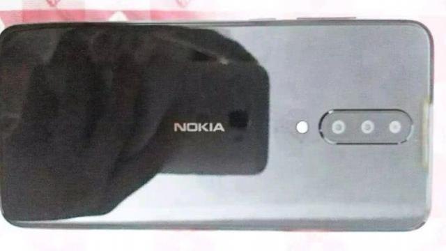 <b>Un smartphone misterios Nokia apare în fotografii reale; Are cameră foto triplă în spate</b>Finalul de an nu ne aduce doar scăpări pentru Nokia 9 Pureview, ci și pentru un alt viitor model pregătit de către HMD Global. Este vorba despre un smartphone misterios ce nu are asociat nici măcar un nume de cod și care astăzi ni se prezintă