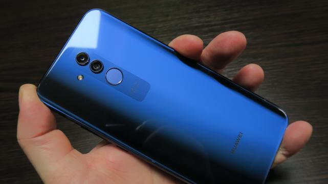 <b>Huawei Mate 20 Lite: Design foarte arătos pentru un Lite</b>Huawei Mate 20 Lite nu a fost chiar urât şi nici P10 Lite şi P9 Lite (2017) nu îmi zgâriau retina. Nu se compară totuşi cu modelele Honor şi cele Mate Pro totuşi. Huawei Mate 20 Lite pare să împrumute ceva din identitatea vizuală a unui Mate 10 Pro şi..